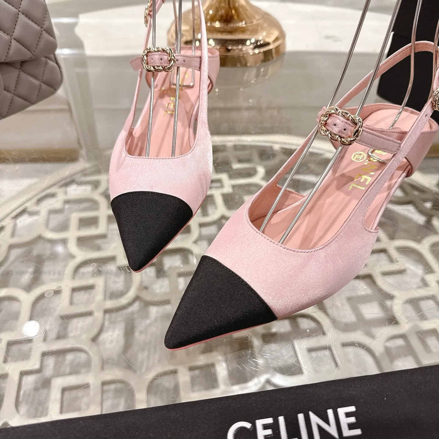 👟👟Ex-factory price 540👟👟 Chanel Xiaoxiang 25ss early spring new product silk satin sandals series French style, so beautiful that it is so beautiful! This is what an elegant and romantic fairy should be like! The minimalist color scheme and silk satin are deeply rooted in people's hearts. It goes well with skirts or casual wear! Fabric: Made of original customized silk Lining: Sheepskin Outsole: Genuine leather outsole imported from Italy Heel height: 4.5cm Size: 35-39 (40.41.42 customization is non-refundable)